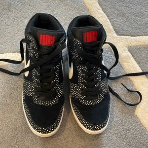 Platform Nike Sneaker black with white polka dots